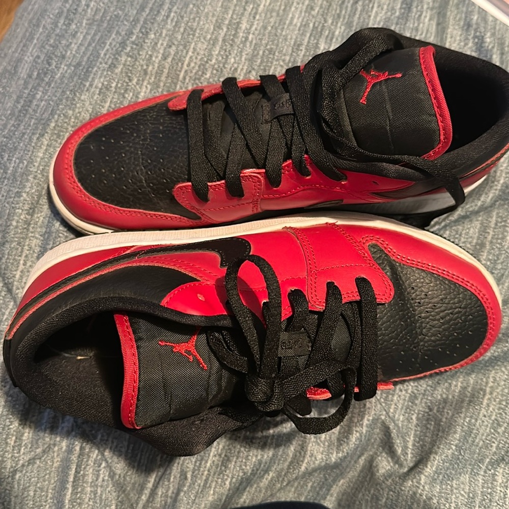 Nike air Jordan low red and black 6y Boys